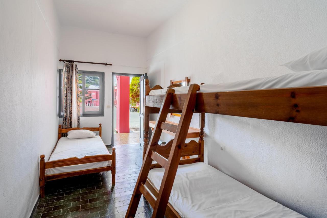 The Pink Palace Hostel Агиос-Гордиос Номер фото