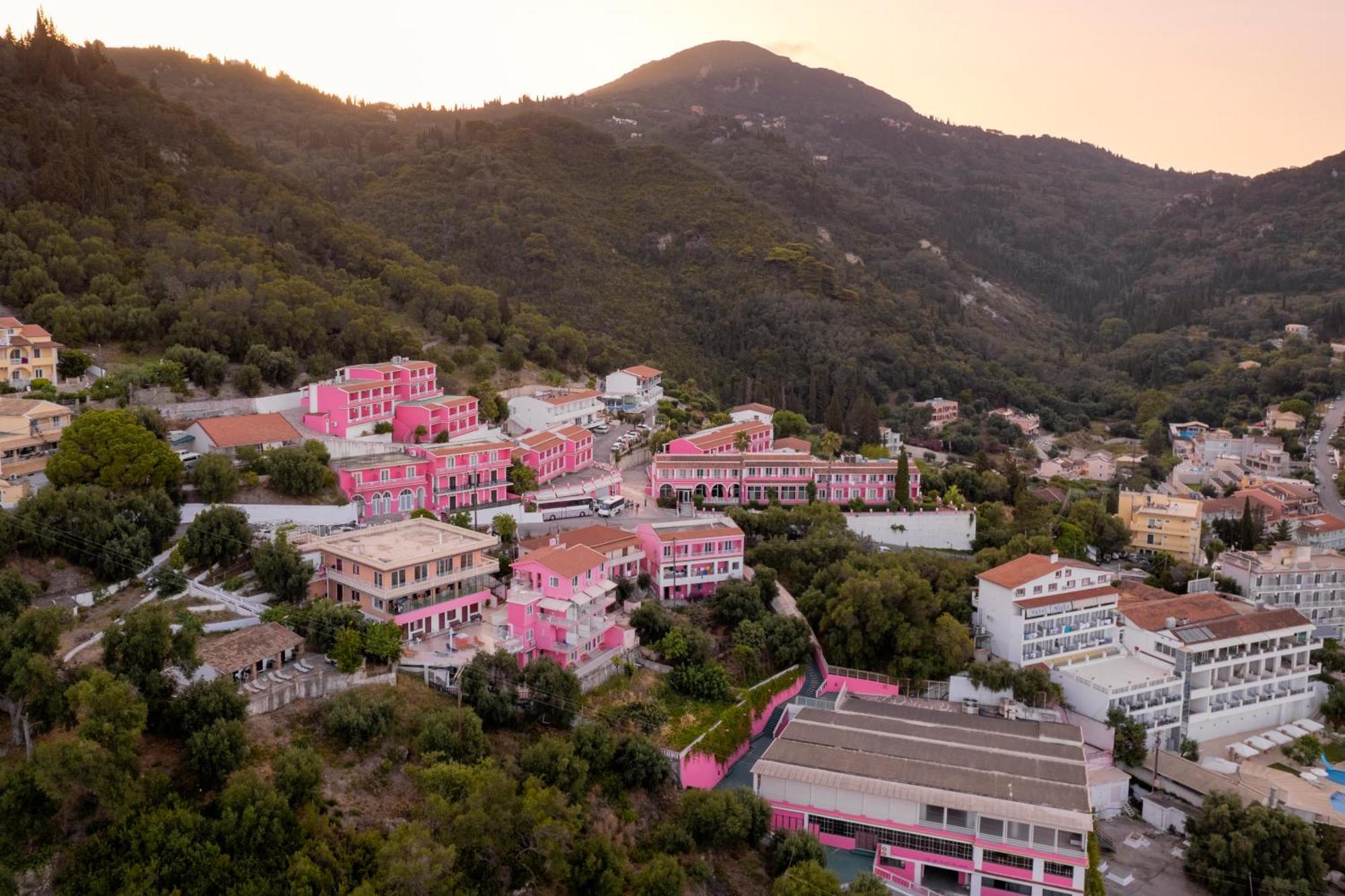 The Pink Palace Hostel Агиос-Гордиос Экстерьер фото